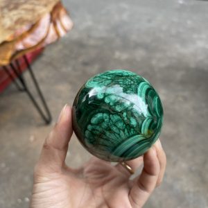 ĐÁ MALACHITE – QUẢ CẦU ĐÁ LÔNG CÔNG – KL 0.6KG – ĐK : 6.7CM (MS : MLC03)